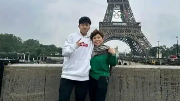 51岁邓亚萍带儿子现身巴黎奥运会，儿子身高引发网友热议！