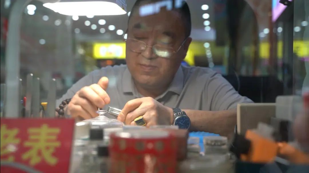 △郑国财正在修表