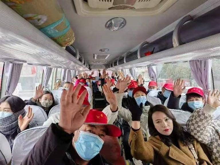 坐上大巴车的永登县赴外地“点对点”务工人员