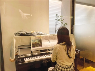 市民在共享钢琴房弹奏