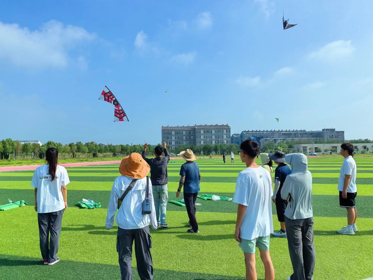 山东省首届大学生运动风筝比赛在潍坊滨海举行