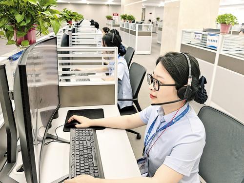 近日,河北省12345政务服务便民热线话务服务现场,话务员正在接听群众来电。 本报记者 解楚楚摄