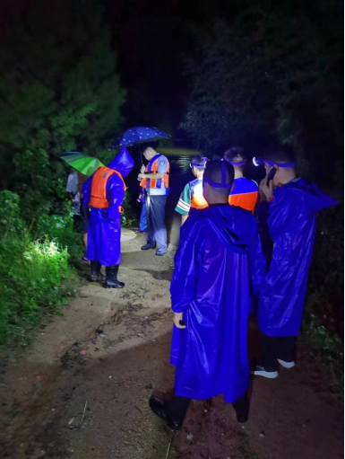 新野支公司志愿者24小时不间断排查分包河道安全隐患