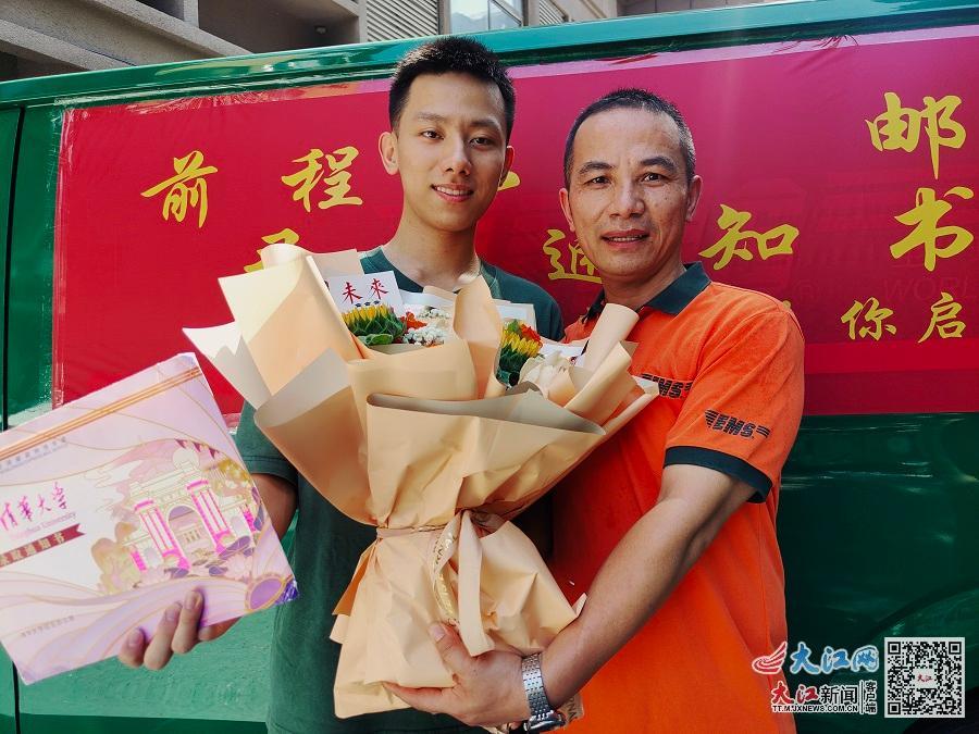 苏锋龙（右）与儿子苏智勇（左）