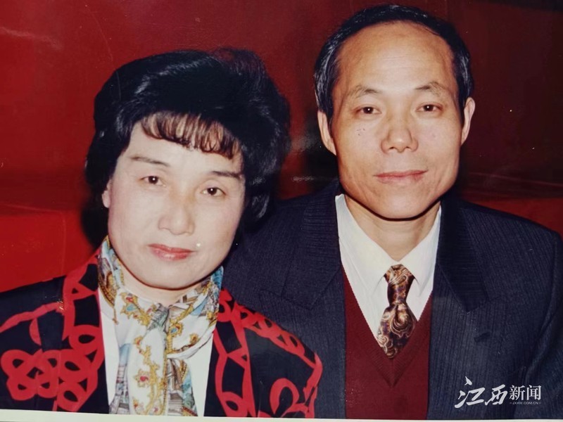 ▲蒋含宇和彭淑清合影（约2000年左右摄于南昌）