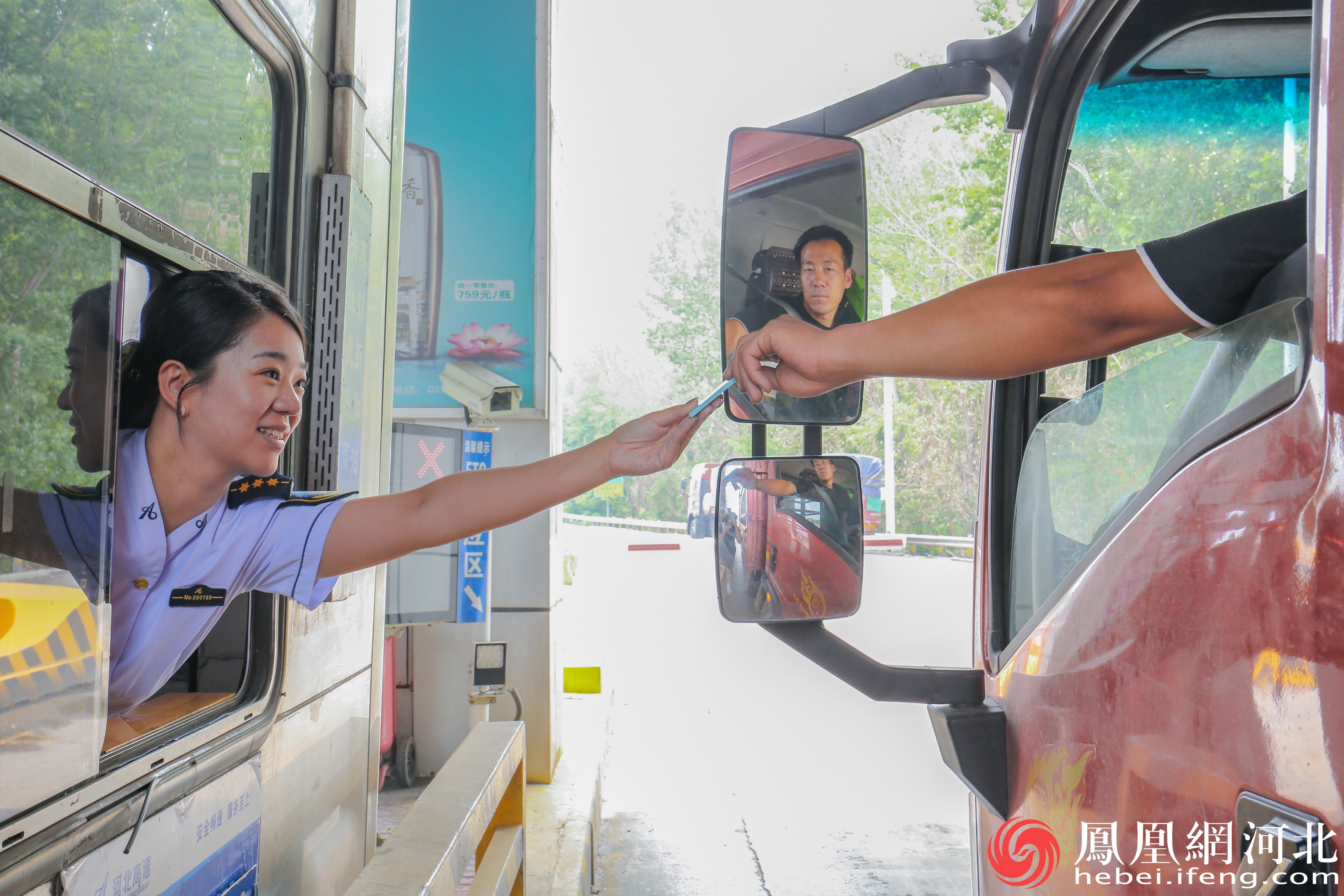 河北高速集团青银分公司全体员工在日常工作中，始终秉持着微笑服务的态度，努力做好每一项工作。