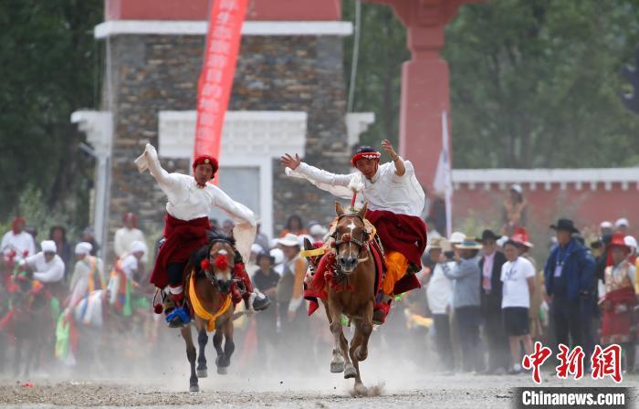 玉树赛马会:康巴汉子展示马背上的“速度与激情”
