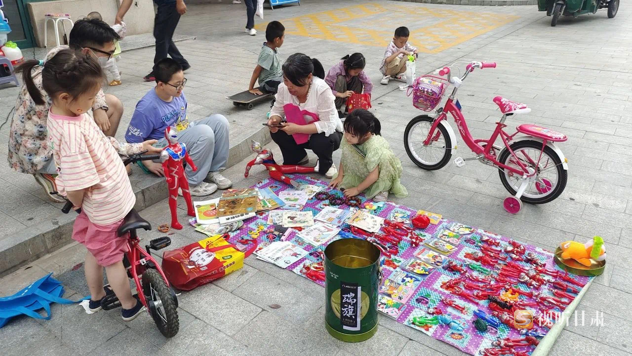 跳蚤市场露天电影　华亭社区邻里花式同乐