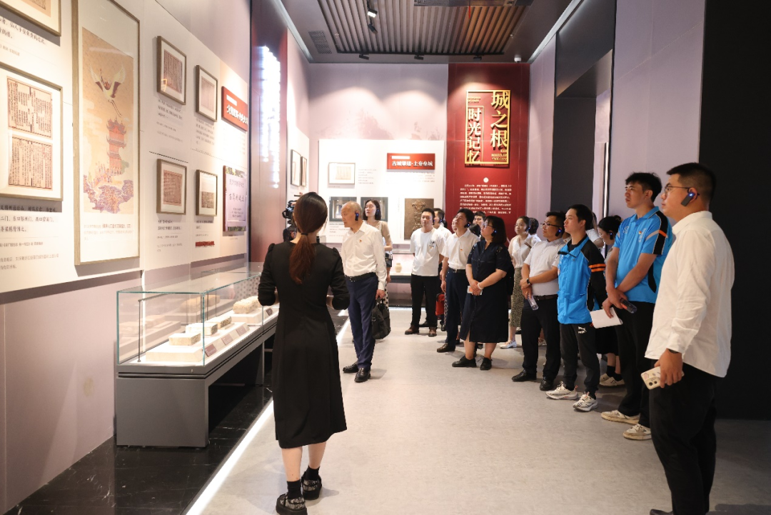 在武昌城史馆“城之根”展厅参观学习