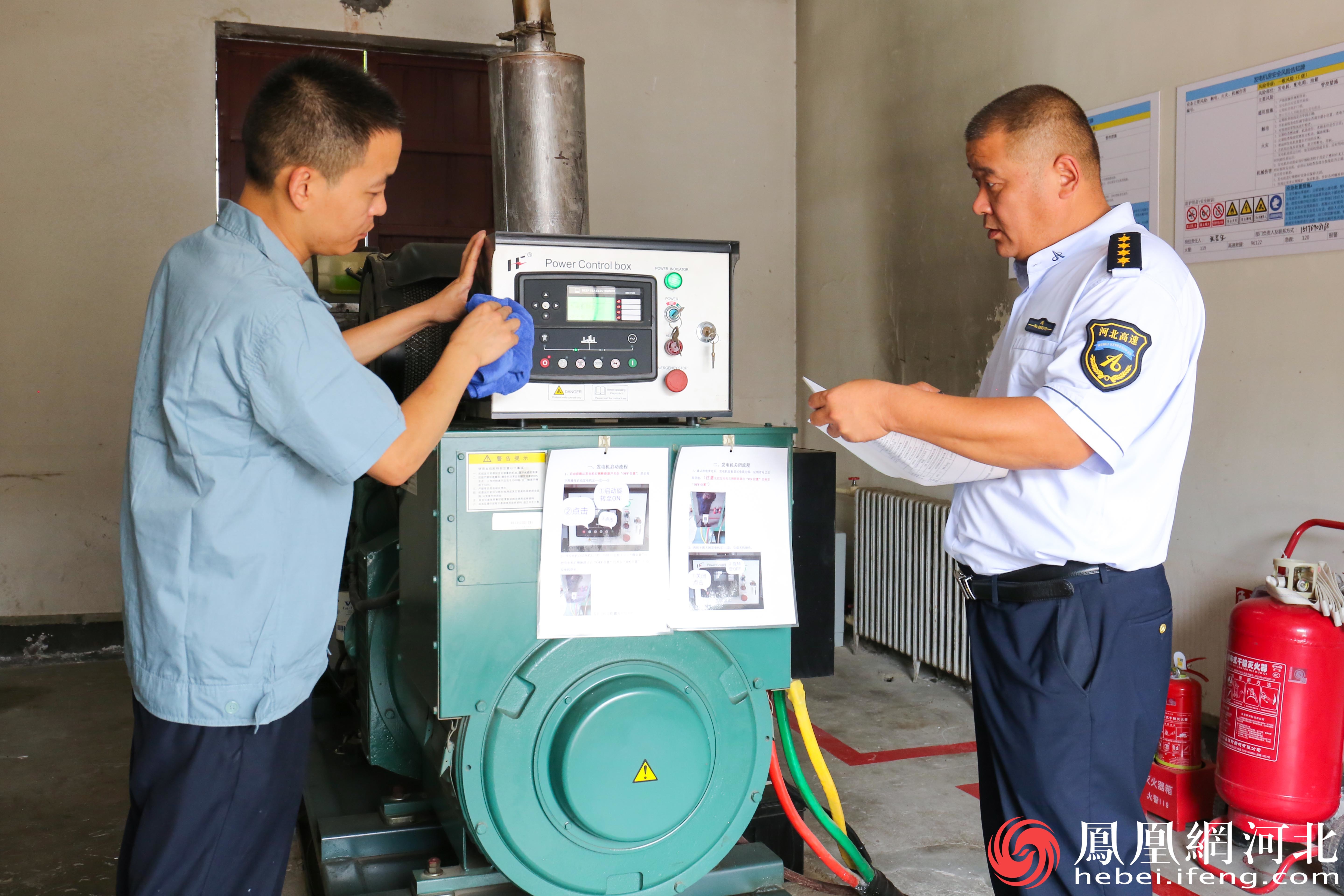 安全员正在对应急发电机进行全面细致的检查，确保其在紧急情况下能够迅速启动并稳定运行，为高速公路的应急照明、通讯及关键设备提供电力支持，保障道路安全畅通无阻。