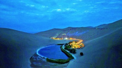 夜幕下的鸣沙山月牙泉景区 张文瑾 摄/光明图片