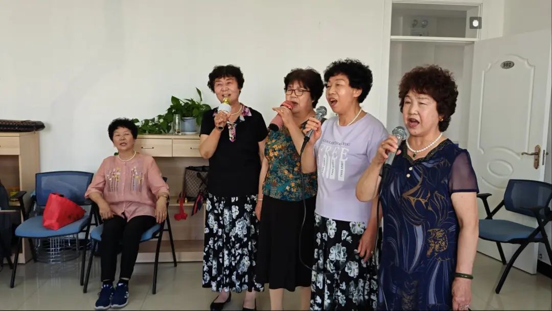 △昌丰里社区“余音绕梁”活动室里老人们正在演唱歌曲