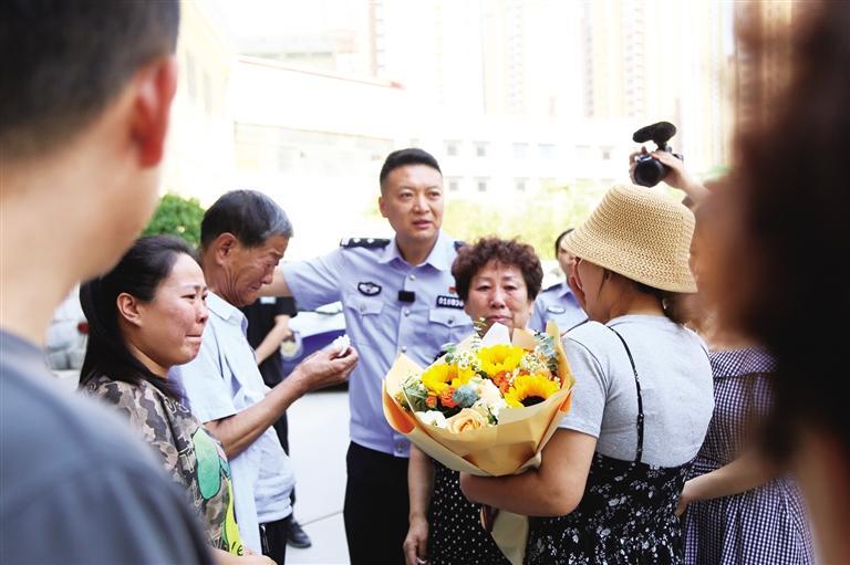 女儿被接去姑姑家后走失 这个拥抱父母等了28年