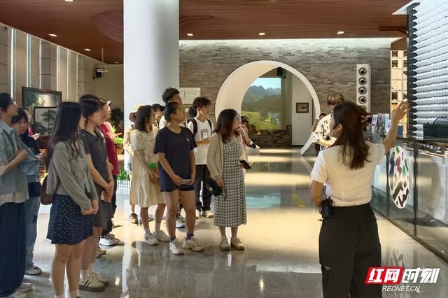 6月22日，来自长沙各大院校的20余名大学生组团走进醴陵新世纪艺术馆。