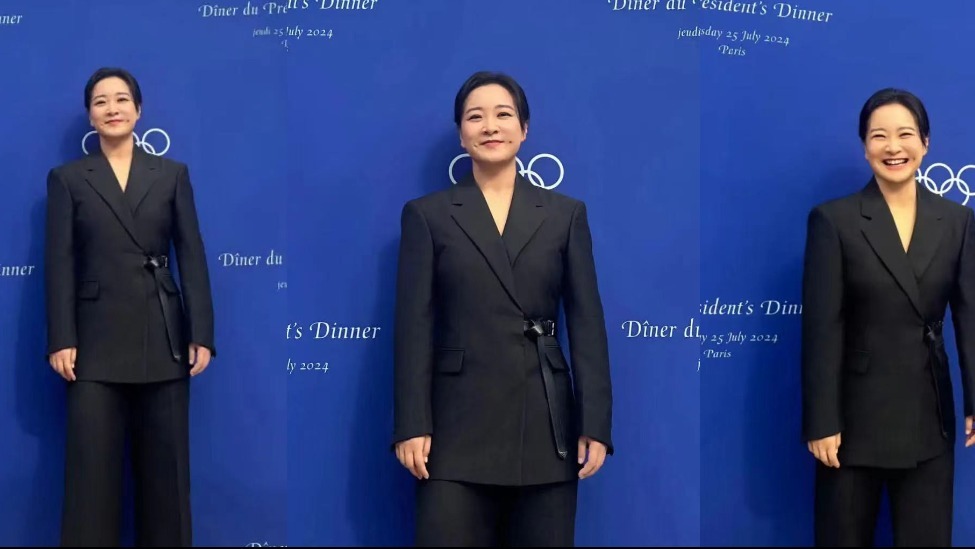 贾玲现身巴黎奥委会主席晚宴 黑色西服自信干练状态好封面图