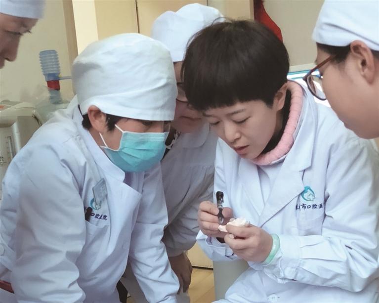 李婷婷与科室医护人员共同学习