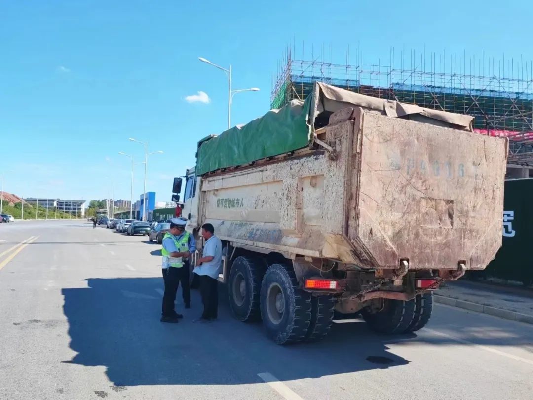 抚州交警对工程车、渣土车违法行为“亮剑”