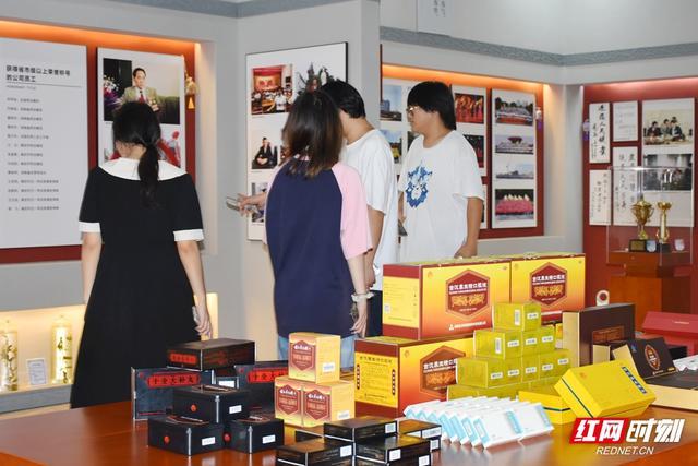 游客走进衡阳古汉中药工业旅游景区中医药文化展厅。