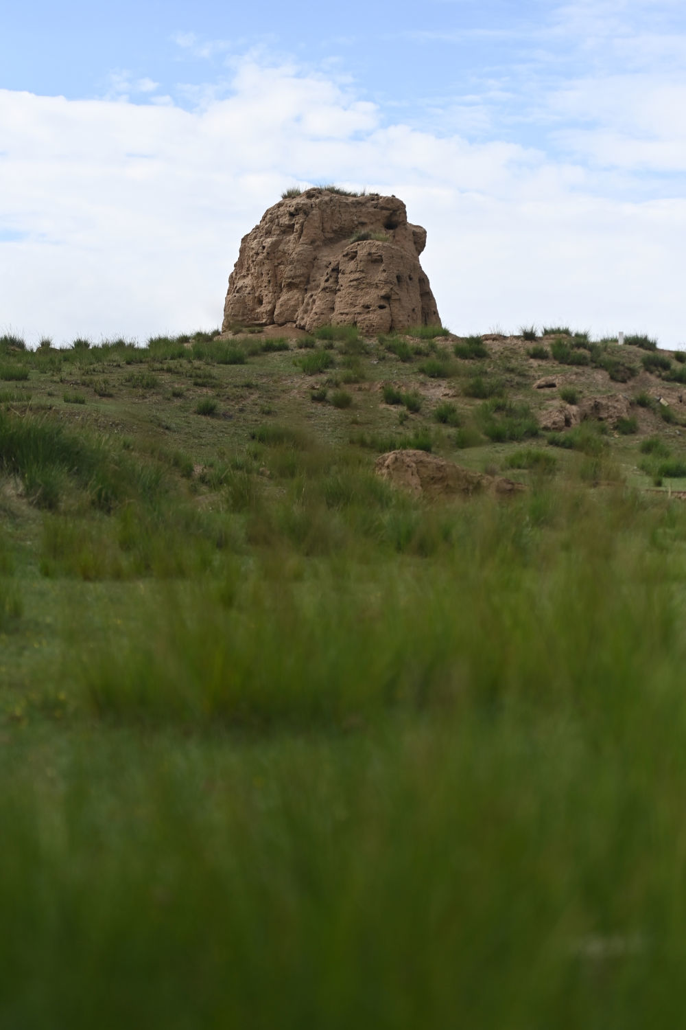 7月8日拍摄的乌鞘岭下的明长城烽燧 新华社记者 范培珅 摄
