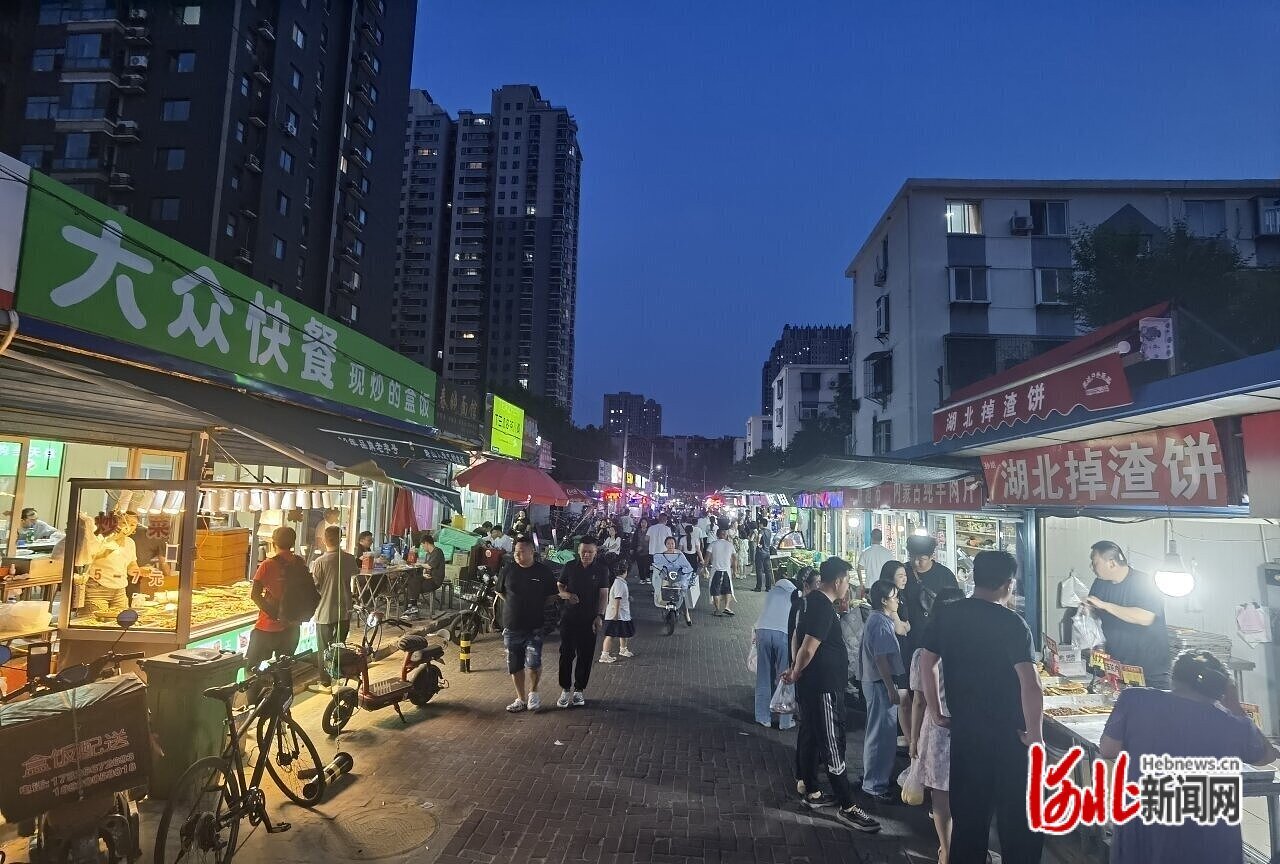 近日,夜幕降临,唐山市39号市场人来人往,升腾着浓浓烟火气。河北日报记者王育民摄.jpg