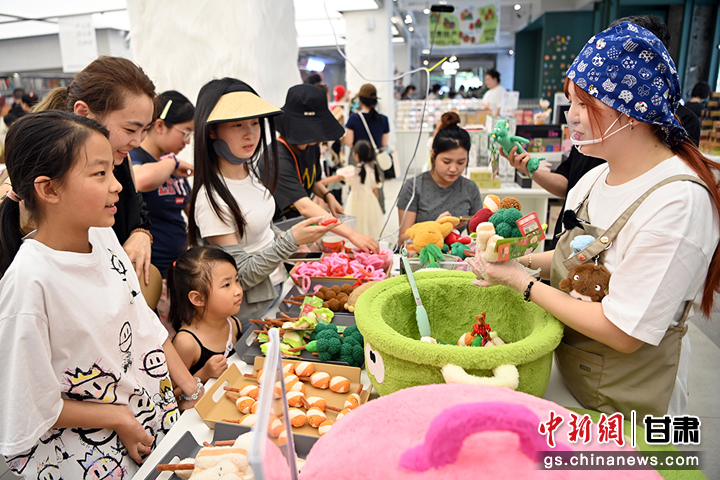 7月25日，甘肃省博物馆毛绒制品的“麻辣烫”备受游客青睐。九美旦增　摄