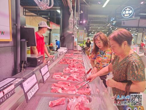 7月17日晚8时许，市民在旺中旺(乐盈店)选购特价猪肉。