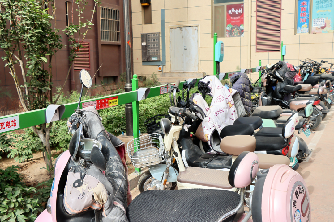 △金川区4000余个电动车充电端口“上岗”，为居民提供便利。（资料图）