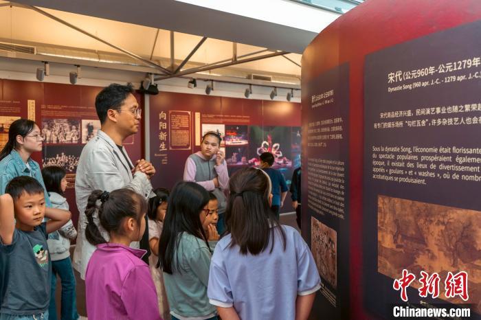 观众在展览现场参观。　中国文物交流中心供图