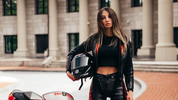 俄罗斯“最美摩托车手”，骑行中撞上卡车，丧命土耳其