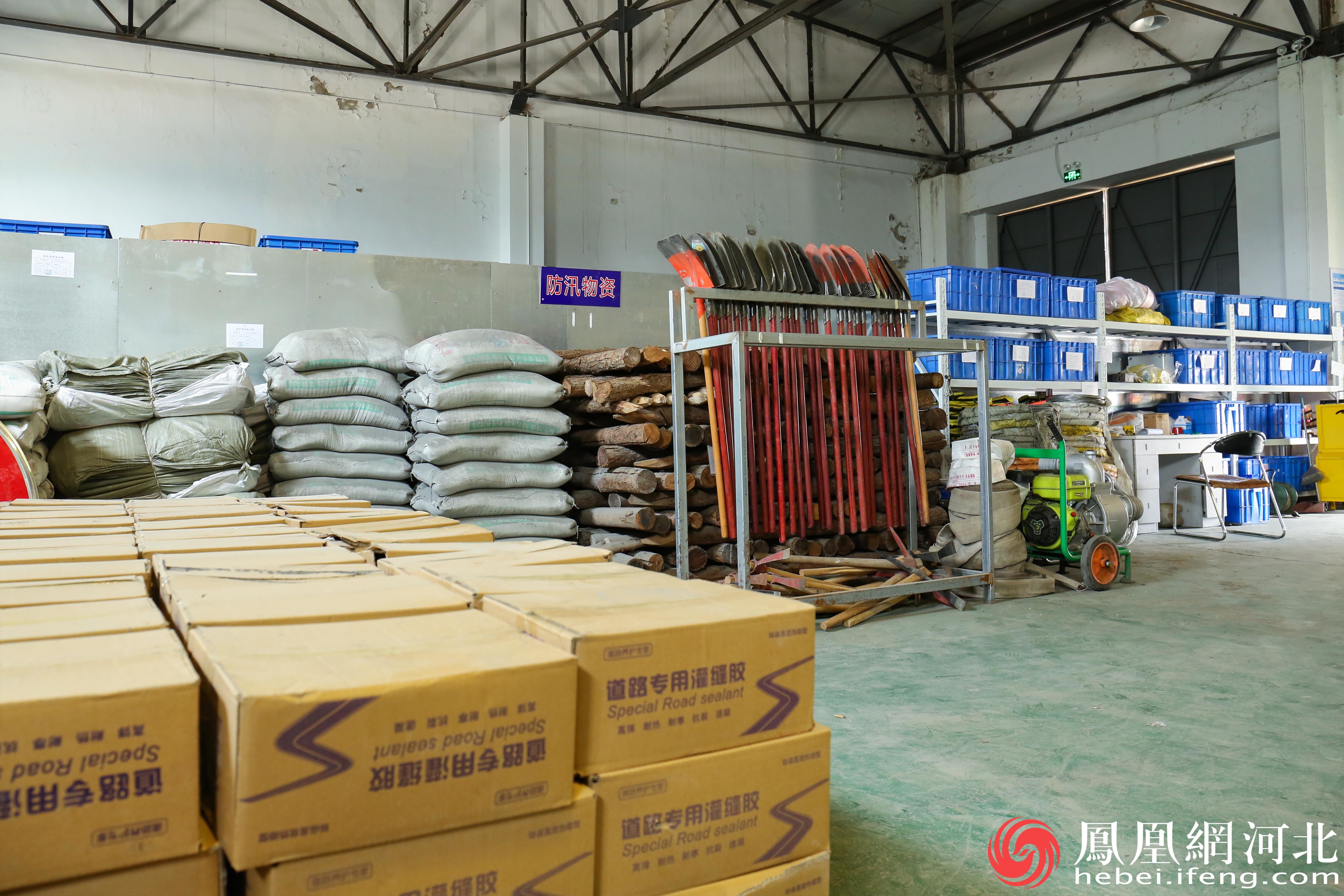 养护部门备有充足的防汛物资。