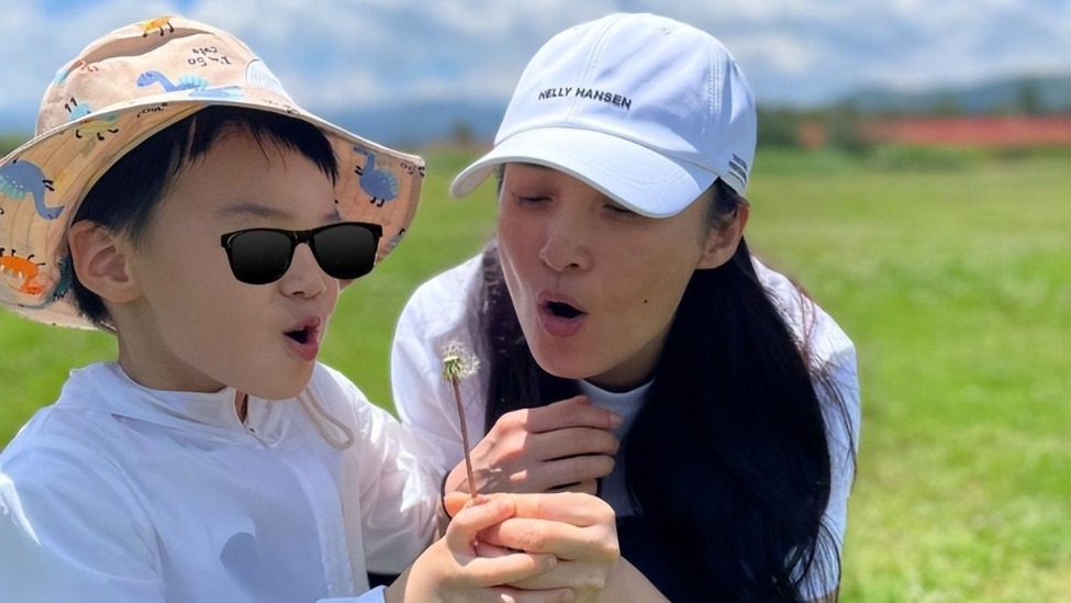 蒋勤勤晒出游照，小儿子玩穿越丛林，陈建斌紧随其后保护超有爱封面图