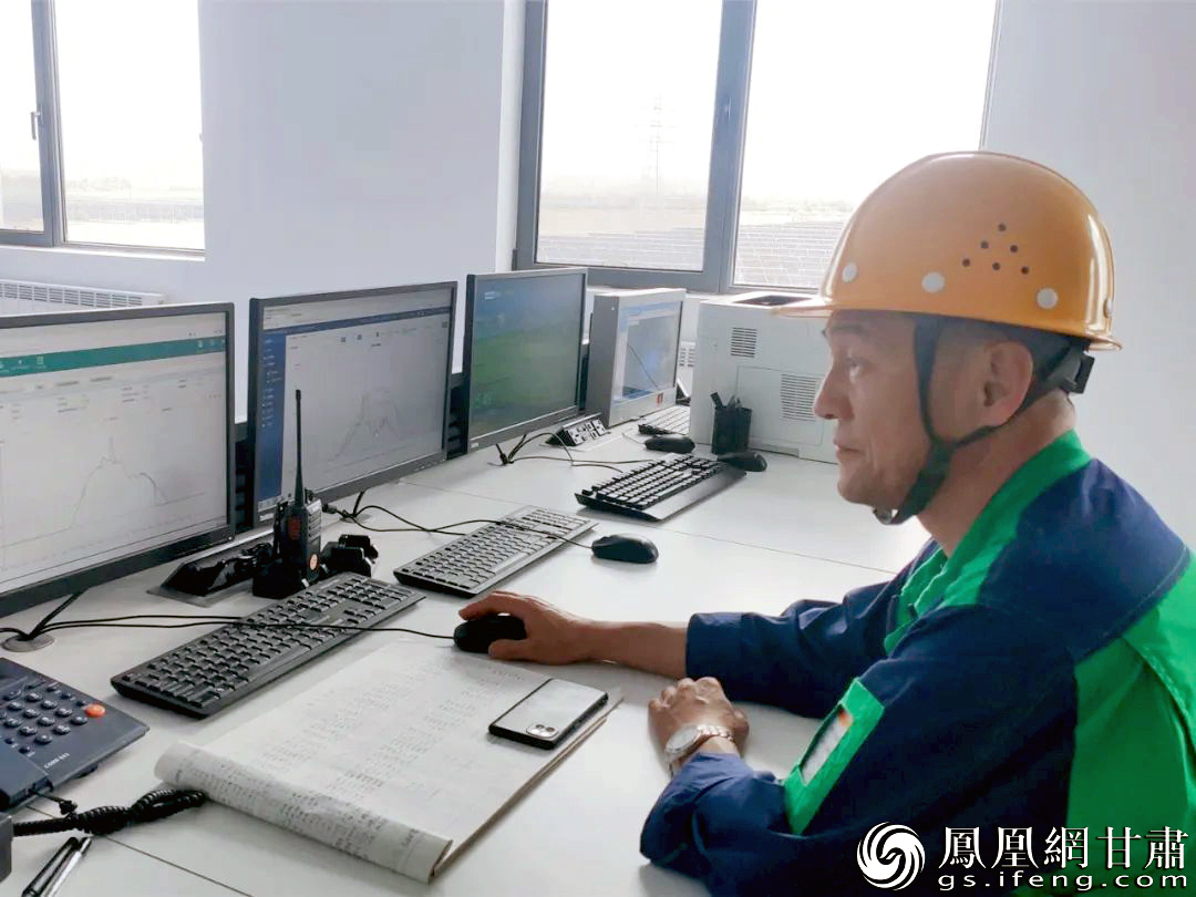 工作人员远程操控光伏板清洁机器人 金川集团供图