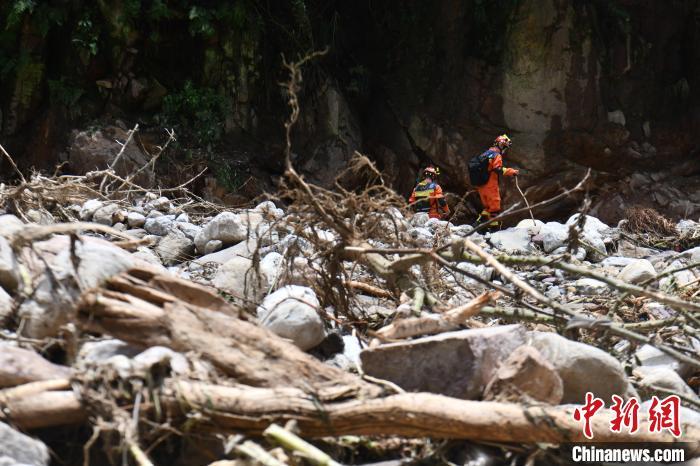 四川汉源山洪泥石流：消防救援人员在河道中搜寻失联人员