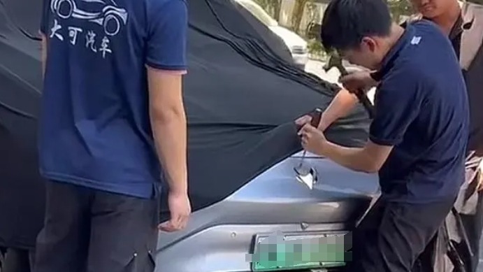 极狐新车自燃遭厂家盖黑布撬车标？ 客服回应