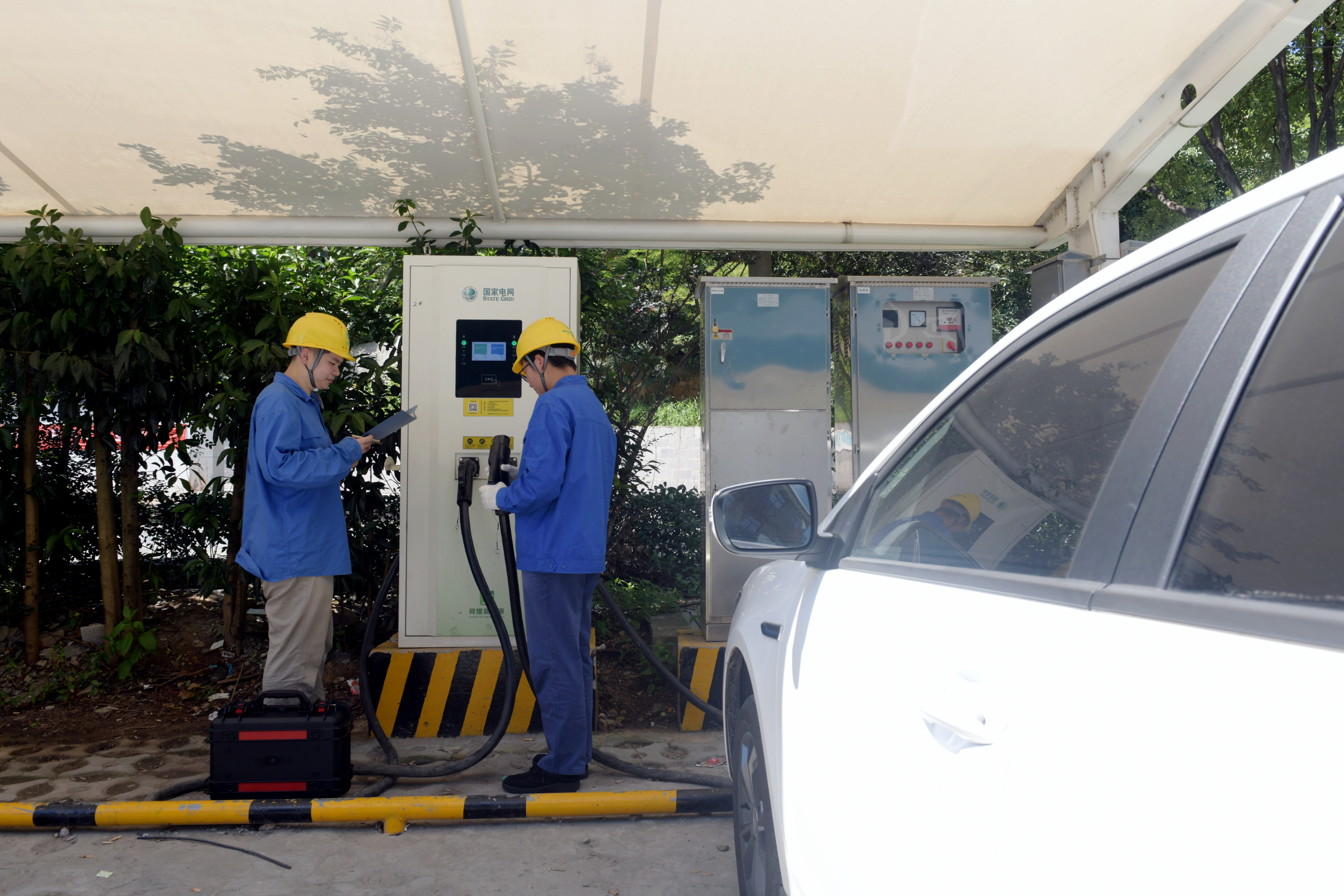 国网余姚市供电公司：加强充电桩巡检 高温出行有保障