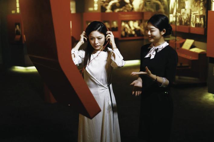 《中国文艺&middot;向经典致敬》主持人在长影旧址博物馆体验光影魅力。 （长影集团供图）