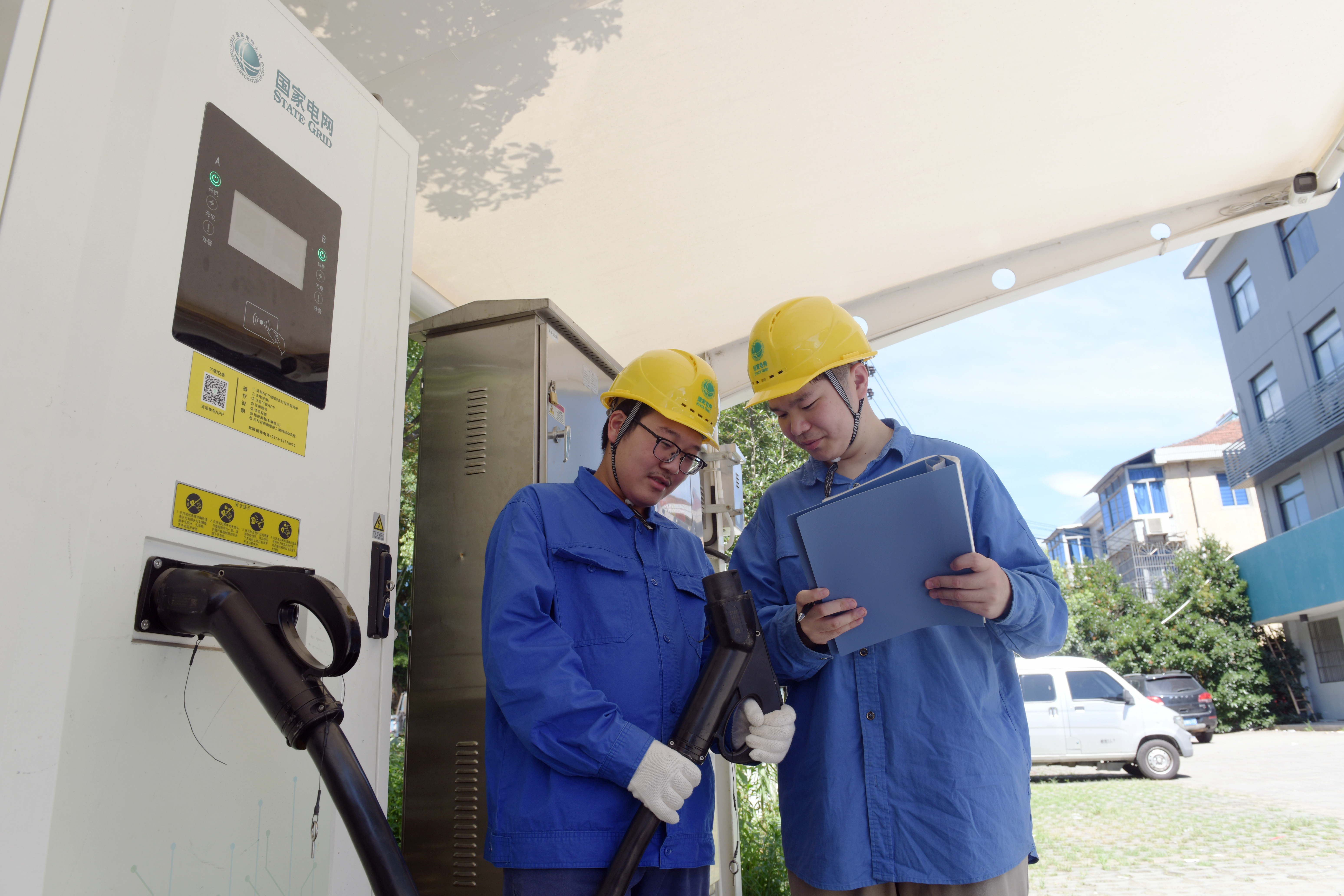 国网余姚市供电公司：加强充电桩巡检 高温出行有保障