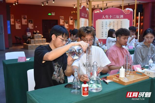 衡阳衡州酒文化博览园里，亲手调制一壶“钢铁侠”特调酒。