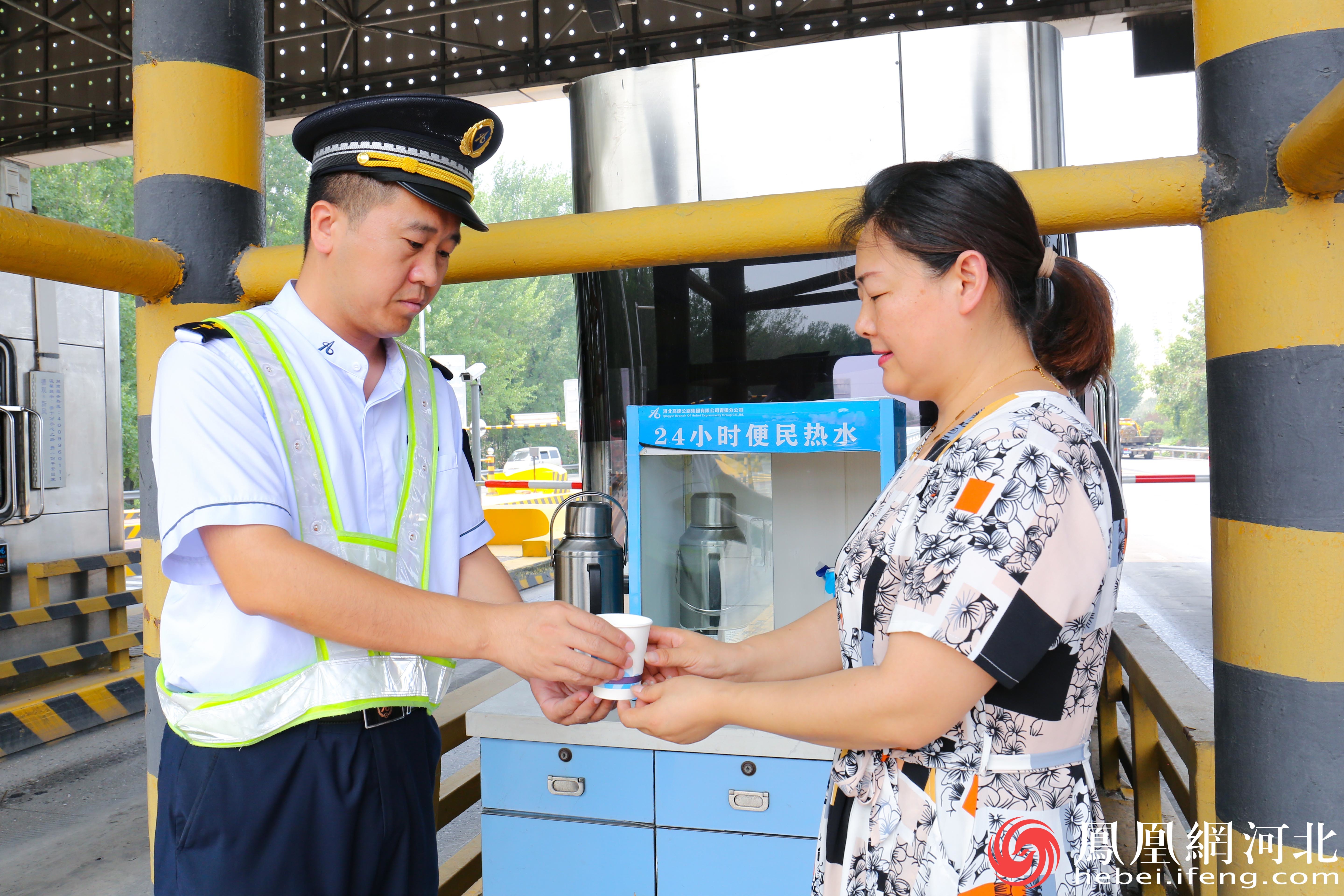 青银高速以乘客为中心，在收费站口为过往的司乘人员准备了24小时便民饮用水服务。