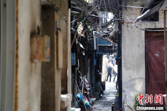 过去石榴新村里的房挨房“一线天”、楼挤楼“握手楼”。南京市城乡建设委员会供图