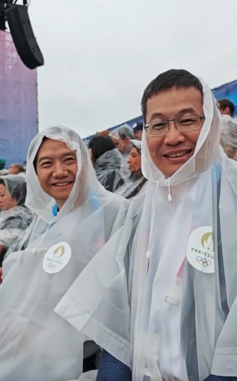 许斐晒雷军、卢伟冰巴黎奥运会开幕式穿雨衣：请原谅我笑的有点失态