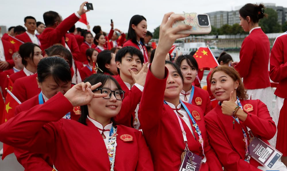 7月26日，中国体育代表团成员在开幕式前自拍留影。新华社记者 曹灿 摄