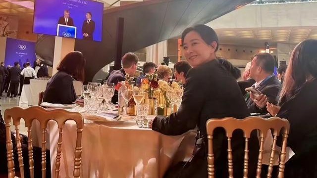 贾玲亮相奥运欢迎晚宴！和王室成员及韩国首富同台，穿一身黑超酷封面图