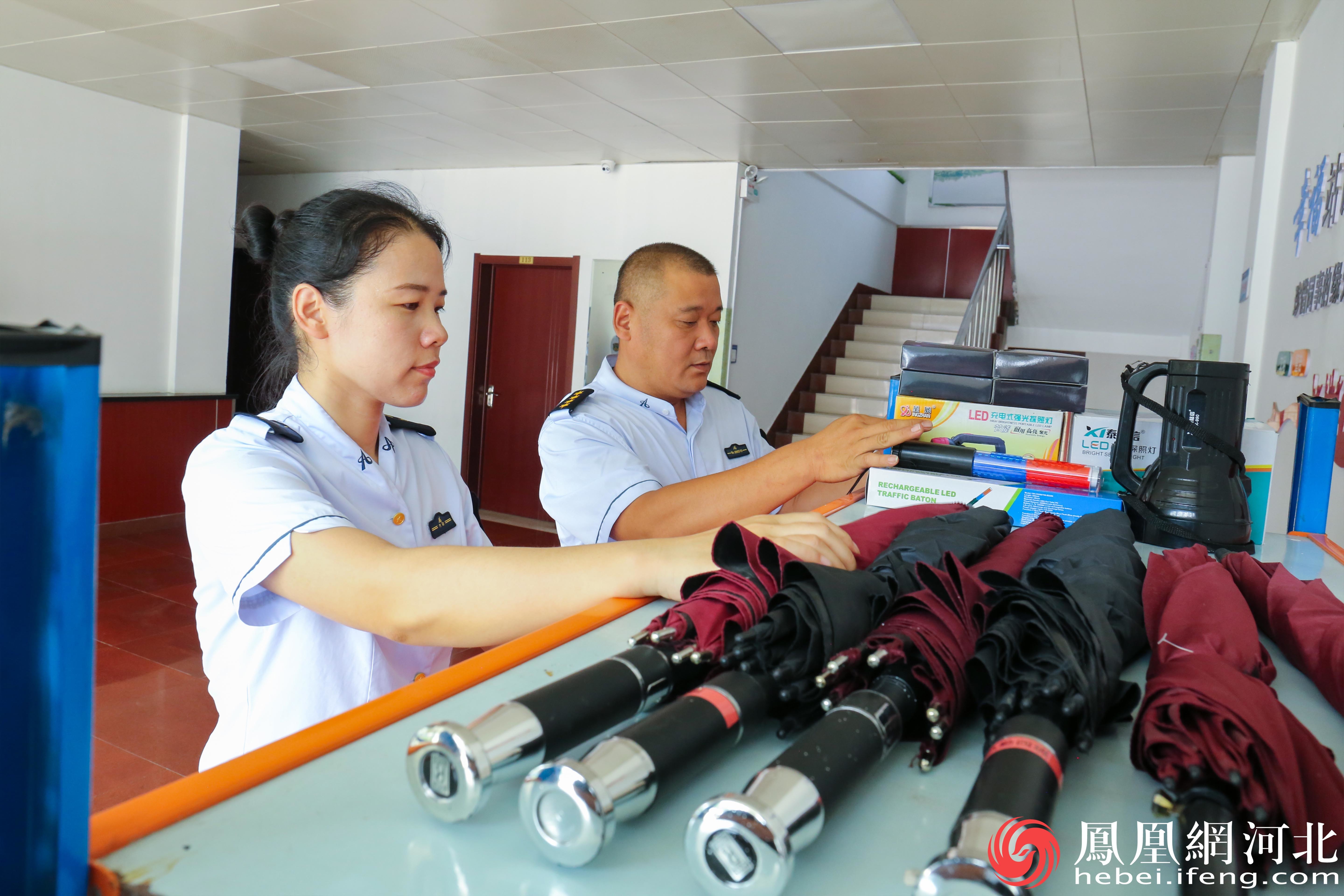 员工们正积极整理并储备雨季常用的基础物资，以应对可能发生的恶劣天气状况，确保高速公路的顺畅与安全。