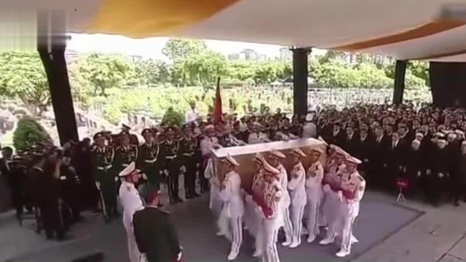 阮富仲安葬仪式在河内梅驿公墓举行