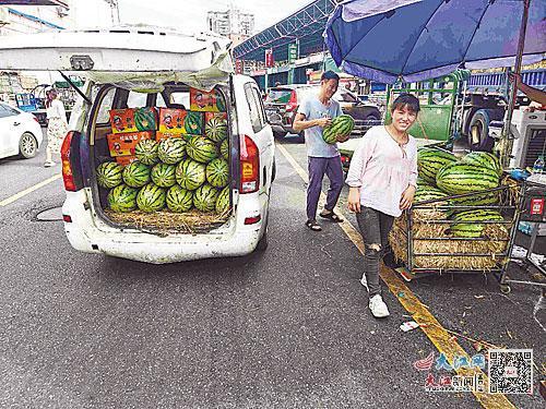 西瓜是水果门店负责人采购单中的“必需品”。
