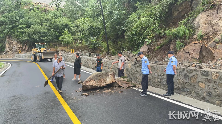 秦皇岛市交通运输部门工作人员正在处理山体落石。