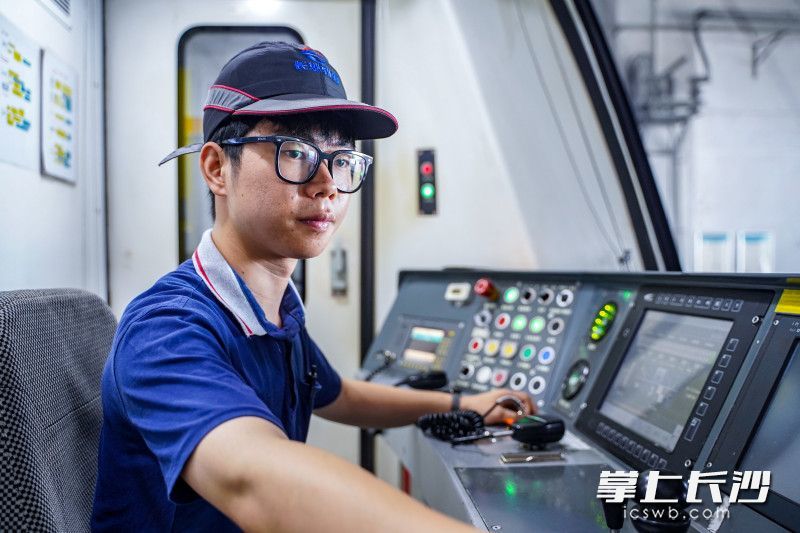 检修人员检查驾驶室内的设备情况。