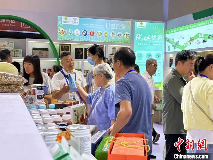 图为在兰州举行的2024甘肃特色农产品一对一洽谈对接活动现场　刘薛梅　摄