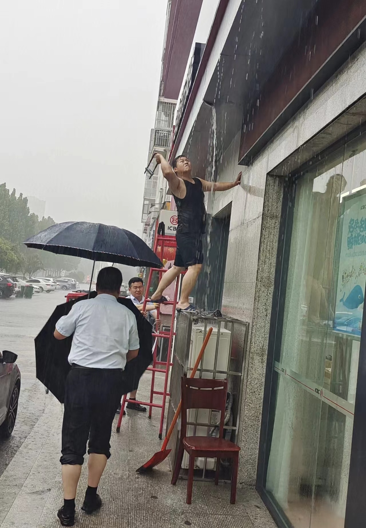 工行安阳内黄新区支行干部员工齐心协力，紧急处置暴雨引发的突来汛情